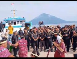 Rombongan Kemenag RI di Sambut Meriah Masyarakat Lintas Agama di Pulau Solor