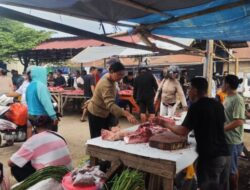 Jelang Pergantian Tahun, Ratusan Warga Sikka Serbu Lapak Daging Babi di Pasar Alok