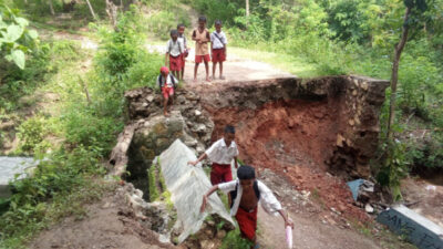 Deker Penghubung Dua Dusun di Oetalus-TTU Rusak Parah, Anak Sekolah dan Petani Sangat Terdampak