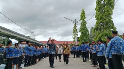 40 Tahun Pengabdian, Guru Wilhelmus Sanan Menari Tebe dalam Tradisi Pelepasan Purna Tugas di TTU