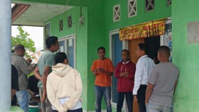Warga Wailiti Protes Penutupan Kantor Lurah Saat Sidang Adat Oknum Anggota DPRD Sikka