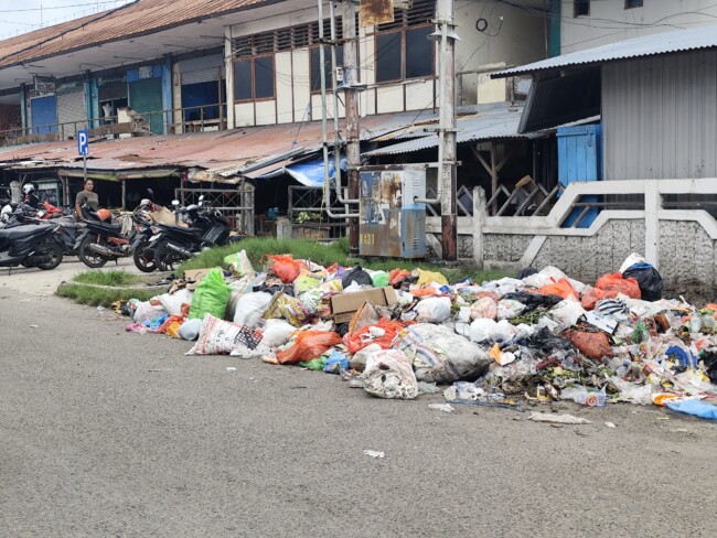 Darurat Sampah di Pasar Tingkat Maumere: Warga Keluhkan Bau Busuk Menyengat 2 IMG 20260106 120332