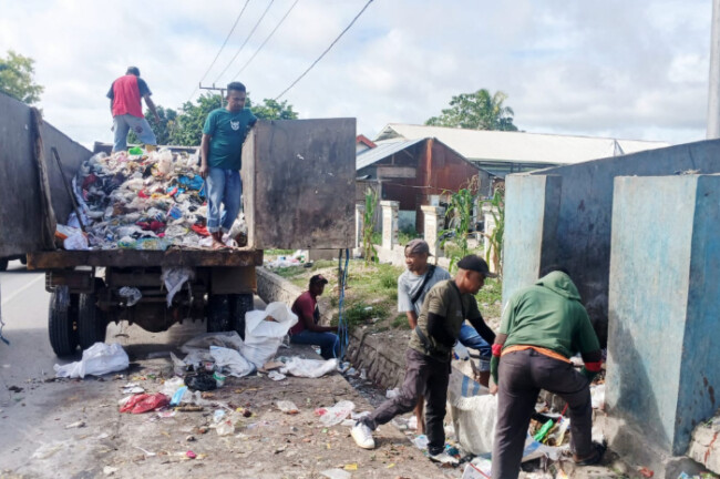 Atur Waktu Buang Sampah, DLH TTU Benahi Wajah Kota Kefamenanu 1 FotoJet 2 1