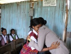 Peduli Pendidikan, Polda NTT Salurkan Alat Sekolah untuk Siswa SMPN Maubeli di TTU