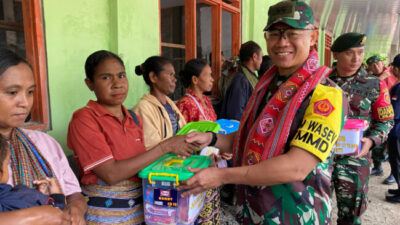 Tak Hanya Bangun Desa, TNI Juga Berbagi Sembako untuk Warga di Perbatasan TTU