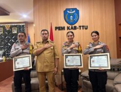 Dedikasi Humanis, Pemkab TTU Beri Penghargaan kepada Kapolres dan Dua Anggotanya