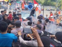 Kawal Kasus Siswi SMP di Rubit, Aksi GMNI Sikka Berakhir Ricuh, Mahasiswa dan Polisi Adu Jotos