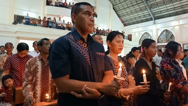 Ribuan Umat Katolik Paroki St. Thomas Morus Maumere Ikuti Misa Vigili Paskah dengan Khidmat 2 IMG 20260404 WA0051