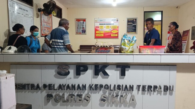 Dinilai Langgar Adat, Keluarga Korban STN dan Warga Romanduru Kembalikan Oleh-oleh Kapolres Sikka 4 IMG 20260430 WA0054