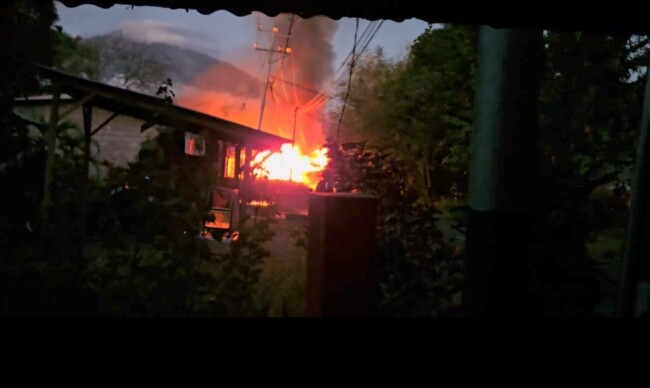 Konflik Warga Kembali Pecah di Adonara Timur, Sembilan Rumah Warga Waiburak Hangus Terbakar 1 Screenshot 2026 05 09 23 53 24 694 com.whatsapp.w4b edit