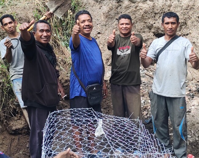 Kecewa Pemda Lamban, Warga Dua Kecamatan di Sikka Swadaya Perbaiki Jalan Nyaris Putus 2 IMG 20260615 WA0000