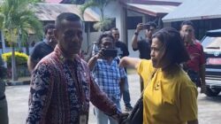 Dikepung Emak-Emak Pasar Alok, Bupati Sikka Kabur Lewat Pintu Belakang DPRD
