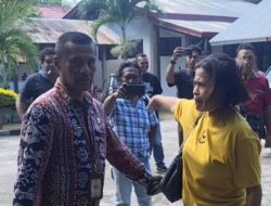 Dikepung Emak-Emak Pasar Alok, Bupati Sikka Kabur Lewat Pintu Belakang DPRD