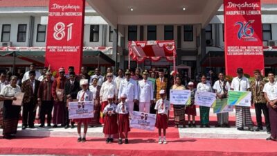 Momen HUT RI, Pemkab Lembata Serahkan Santunan JKM dan Kartu BPJS Ketenagakerjaan Untuk Pekerja Rentan