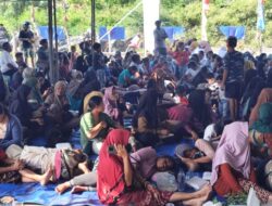 Warga Korban Gempa di Sikka Berjam-jam Menanti Kedatangan Menteri Pangan Zulkifli Hasan Bagi Bantuan