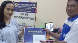 KSP Kopdit Pintu Air Unit Sorong Serahkan Dana Pendidikan untuk Anggota Berprestasi
