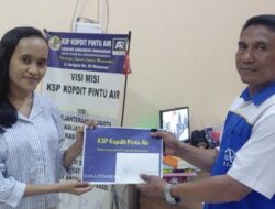 KSP Kopdit Pintu Air Unit Sorong Serahkan Dana Pendidikan untuk Anggota Berprestasi