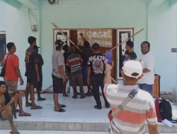 Warga Segel Kantor Desa Reroroja Buntut Kades Gadai BPKB Mobil BumDes, Ini Tindak Lanjut DPMD Sikka